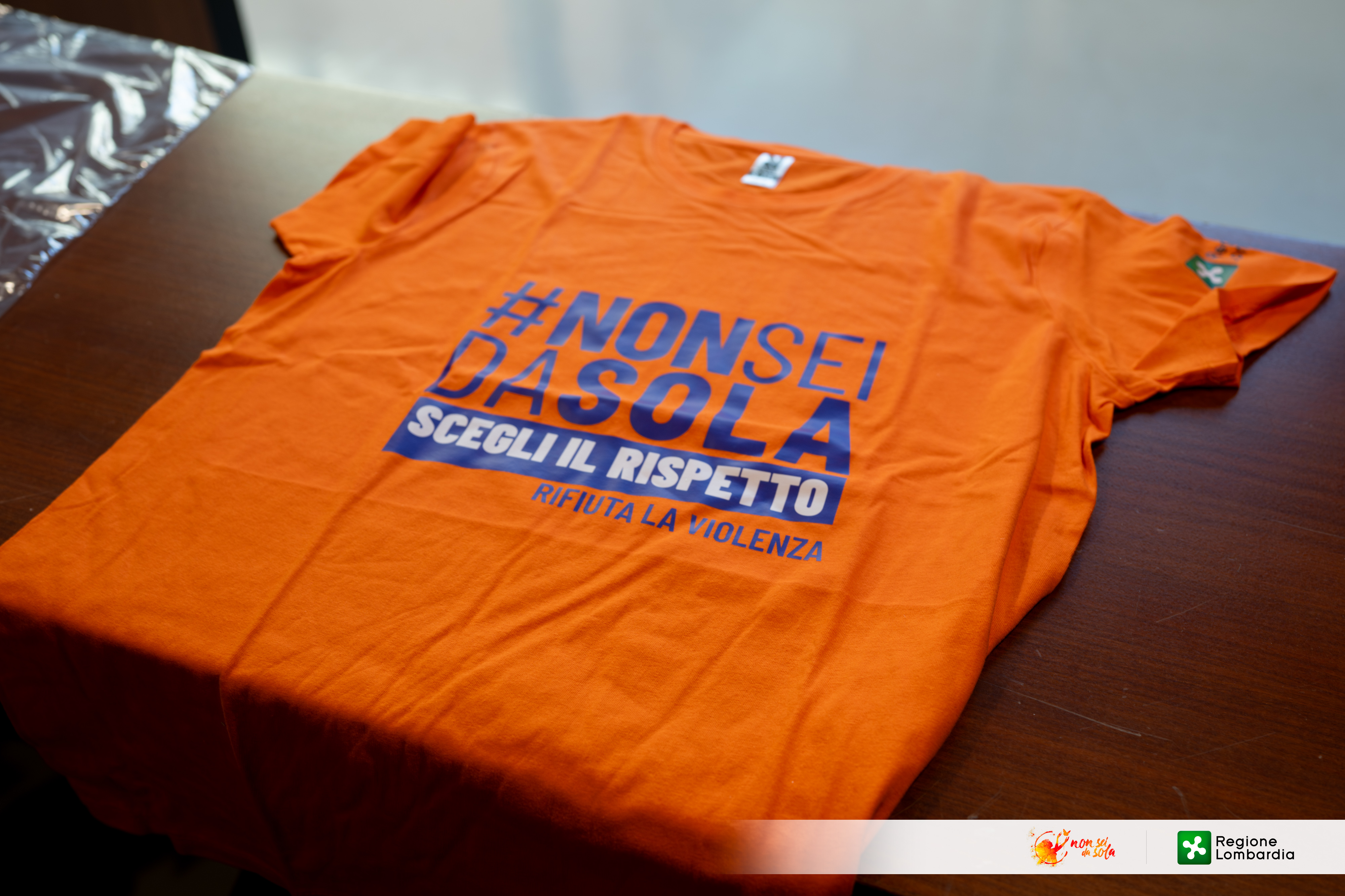 Maglietta arancio Non sei da sola